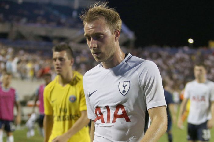 Gelandang Tottenham Hotspur, Christian Eriksen, meninggalkan lapangan seusai babak pertama laga International Champions Cup kontra Paris Saint-Germain di Camping World Stadium, Orlando, Amerika Serikat, pada 22 Juli 2017.