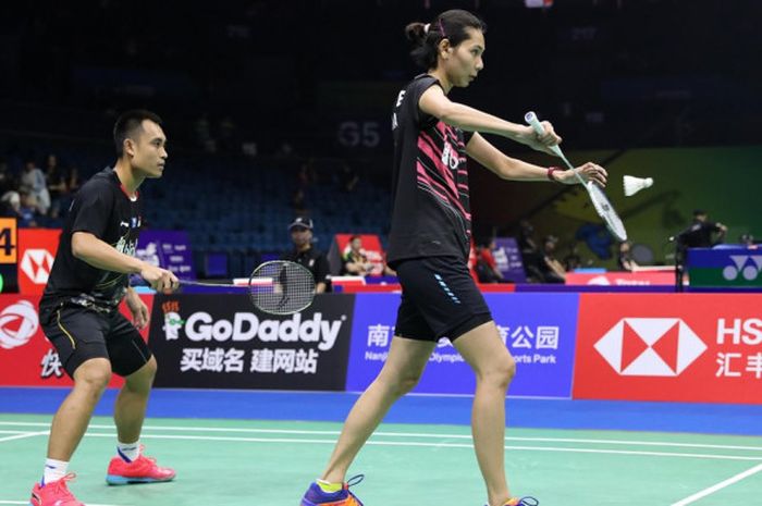 Pasangan ganda campuran Indonesia, Hafiz Faizal/Gloria Emanuelle Widjaja, saat menjalani laga melawan Pranaav Jerry Chopra/N. Sikki Reddy (India) pada babak kedua Kejuaraan Dunia 2018 yang digelar di Nanjing Olympic Sports Centre, Nanjing, China, Selasa (31/7/2018).