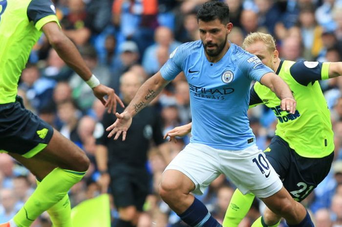 Aksi penyerang Manchester City, Sergio Aguero (tengah), saat berusaha melewati adangan para pemain Huddersfield Town dalam pertandingan Liga Inggris 2018-2019 di Stadion Etihad, Manchester, Inggris, pada 19 Agustus 2018.