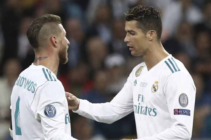          Bek Real Madrid, Sergio Ramos (kiri), berbicara dengan Cristiano Ronaldo dalam laga final Liga Champions kontra Liverpool FC di Stadion NSC Olimpiyskiy, Kiev, Ukraina pada 26 Mei 2018.         