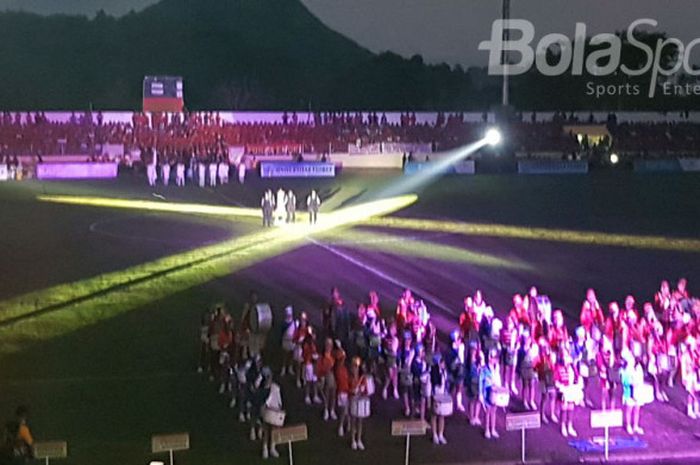 Suasana upacara pembukaan Turnamen El Tari Memorial Cup (ETMC) di Stadion Marilonga, Ende, Sabtu (22/7/2017).