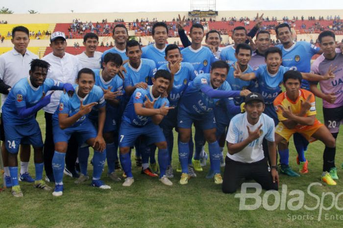 Tim PSIM Yogyakarta berfoto bersama usai menggelar laga perpisahan untuk kiper Ony Kurniawan.