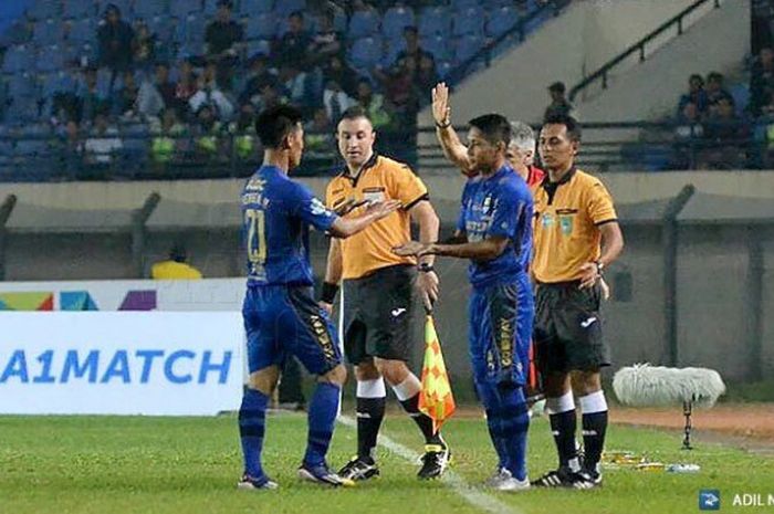 Aksi wasit asing pada laga Persib Bandung versus PS TNI, Sabtu (5/8/2017).