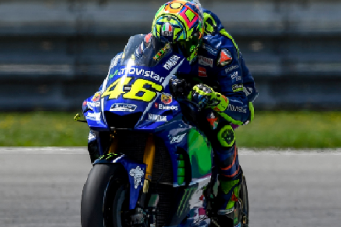 Valentino Rossi menggunakan fairing baru saat tes motor hari pertama di Sirkuit Brno, Republik Ceska, Senin (7//8/2017)