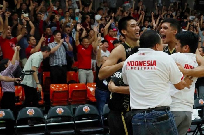 Timnas basket putra Indonesia merayakan kemenangan atas Thailand di semifinal SEA Games 2017.