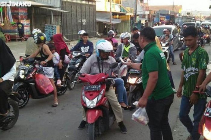 Komunitas Bonek Jayapura menggelar acara berbagi takjil kepada warga sekitar dan para pengguna jalan, Senin  (21/5/2018)