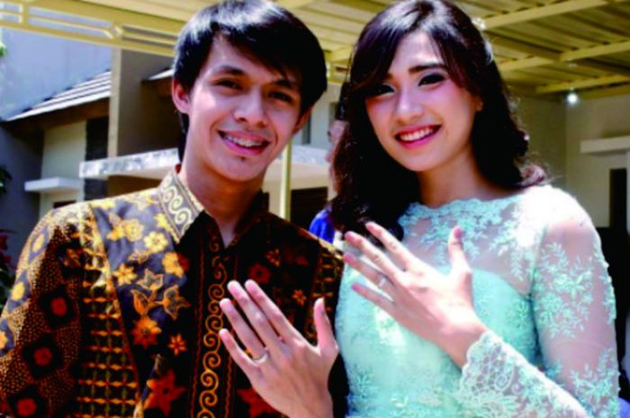 Yolla Yuliana menunjukkan cincin pertunangan bersama Kaesar Akbar