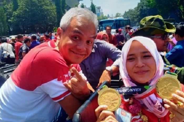 Peraih medali emas cabang panjang tebing Asian Games 2018 (kanan) Aries Susanti Wijaya,  berfoto dengan Gubernur Jawa Tengah, Ganjar Pranowo, Selasa (4/9/2018).