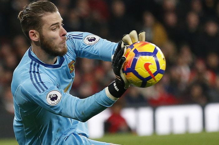 Aksi kiper Manchester United, David de Gea, menjatuhkan badan untuk melakukan salah satu dari 14 penyelamatan yang ia lakukan atas peluang-peluang milik Arsenal dalam pertandingan Liga Inggris 2017-2018 di Stadion Emirates, London, Inggris, pada Sabtu (2/12/2017).