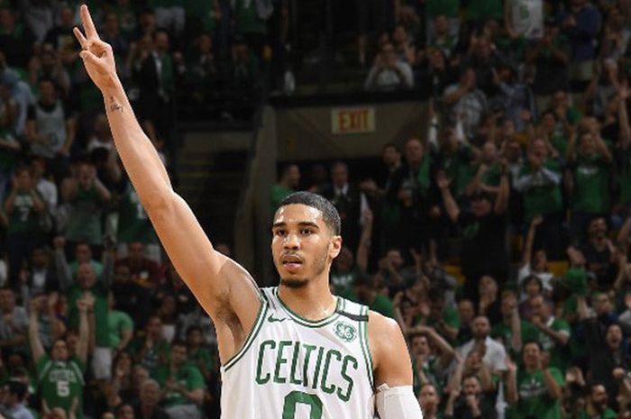 Selebrasi Jayson Tatum saat membela Boston Celtics pada laga kelima final wilayah timur NBA 2017/18 pada Kamis (24/5/2018) WIB.