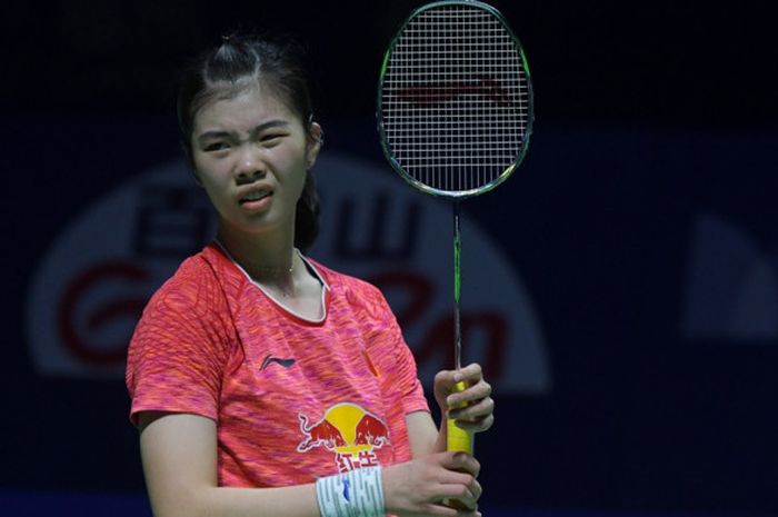 Pebulu tangkis tunggal putri China, Gao Fangjie, bereaksi saat menjalani laga final China Terbuka 2017 melawan Akane Yamaguchi (Jepang) di Haixia Olympic Sports Center, Fuzhou, Minggu (19/11/2017).