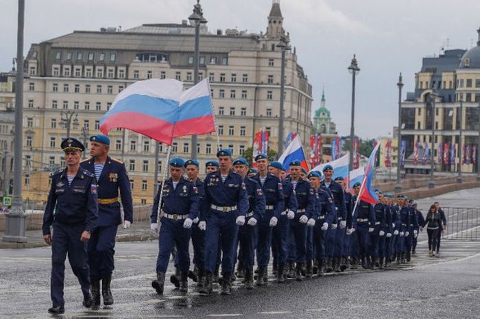 Barisan prajurit VDV (pasukan penerjun elite Rusia) berbaris menuju Red Square di pusat kota Moscow jelang perayaan Russia Day pada 12 Juni 2018.