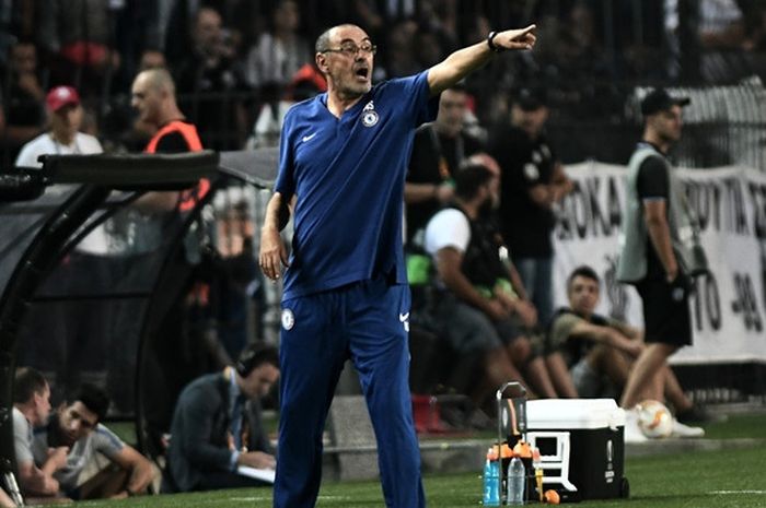 Ekspresi pelatih Chelsea, Maurizio Sarri, dalam laga Grup L Liga Europa kontra PAOK di Stadion Toumba, Thessaloniki, Yunani pada 20 September 2018.