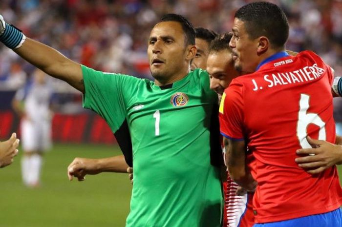 Kiper Kosta Rika, Keylor Navas (1), merayakan gol timnya ke gawang Amerika Serikat dalam partai Kualifikasi Piala Dunia 2018 di Harrison, New Jersey, 1 September 2017.