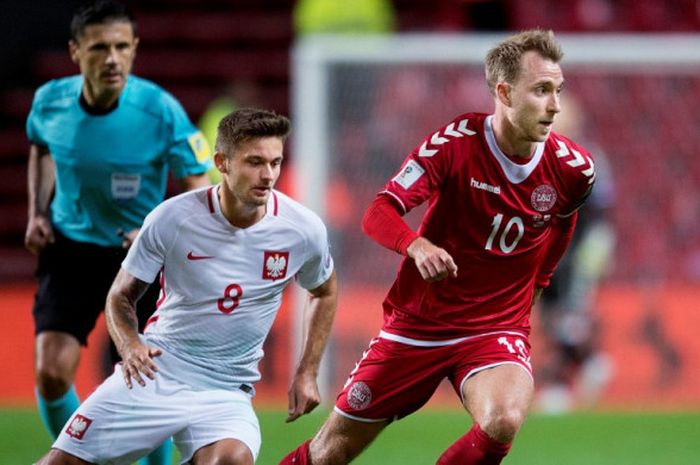 Aksi playmaker Denmark, Christian Eriksen (kanan), dalam partai Kualifikasi Piala Dunia 2018 lawan Polandia di Copenhagen, 1 September 2017.