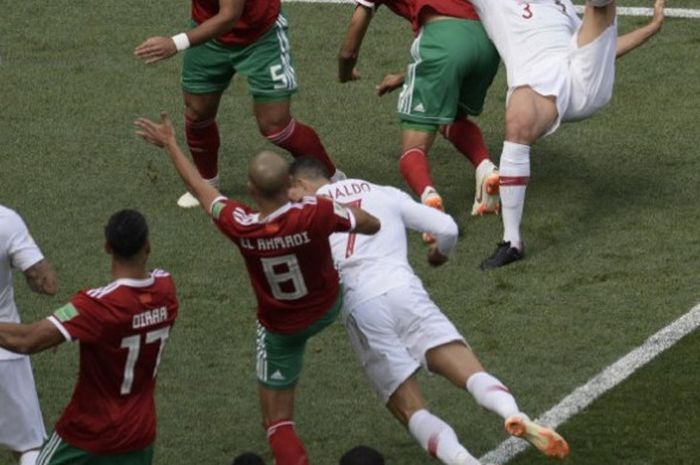 Cristiano Ronaldo menyundul bola ke arah gawang lawan pada pertandingan Portugal vs Maroko di Stadion Luzhniki, 20 Juni 2018. 