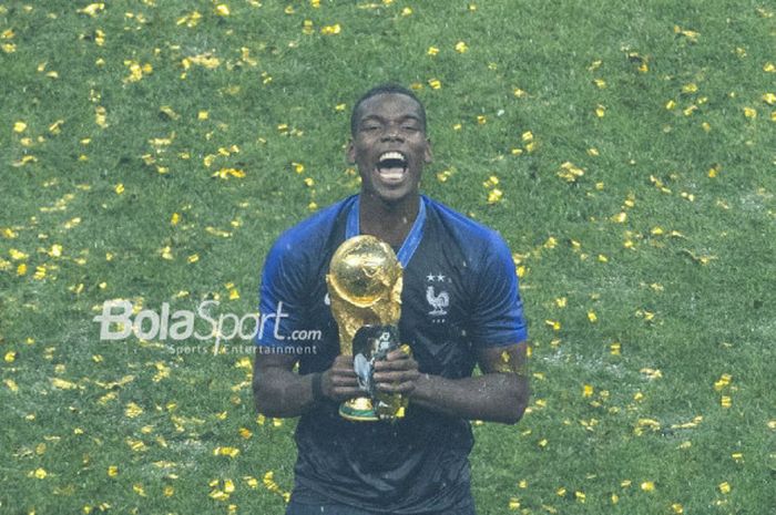  Gelandang asal Prancis, Paul Pogba, memegang trofi Piala Dunia usai mengalahkan Kroasia dalam laga final Piala Dunia 2018 di Stadion Luzhniki, Moskow, 15 Juli 2018.  