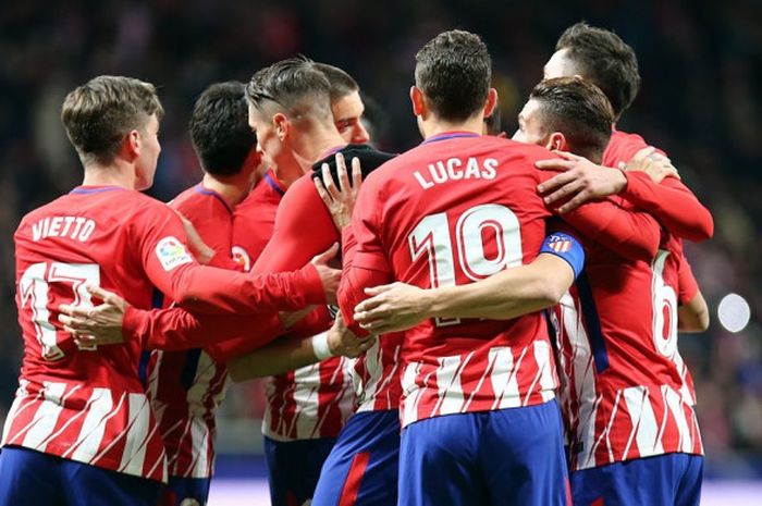 Pemain Atletico Madrid melakukan selebrasi setelah Fernando Torres mencetak gol ke gawang Elche pada laga penentuan babak 32 besar Copa del Rey di Stadion Wanda Metropolitano, Rabu (29/11/2017) waktu setempat.