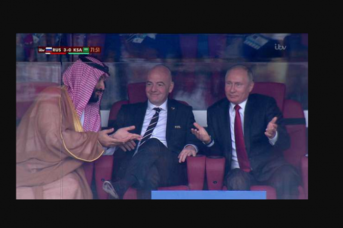 Muhammad bin Salman (kiri), Gianni Infantino (tengah), Vladimir Putin (kanan) duduk bersama di kursi VIP saat laga antara Rusia melawan Arab Saudi. (14/6/2018)