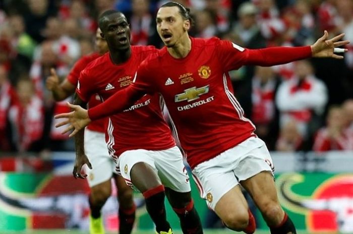 Penyerang Manchester United, Zlatan Ibrahimovic (kanan) merayakan golnya dalam pertandingan final Piala Liga Inggris melawan Southampton di Stadion Wembley, Minggu (26/2/2017). 