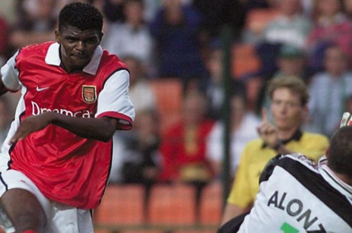 Nwankwo Kanu saat memperkuat Arsenal dalam laga kontra Saint-Etienne pada 24 Juli 1999 di Stadion St-Etienne