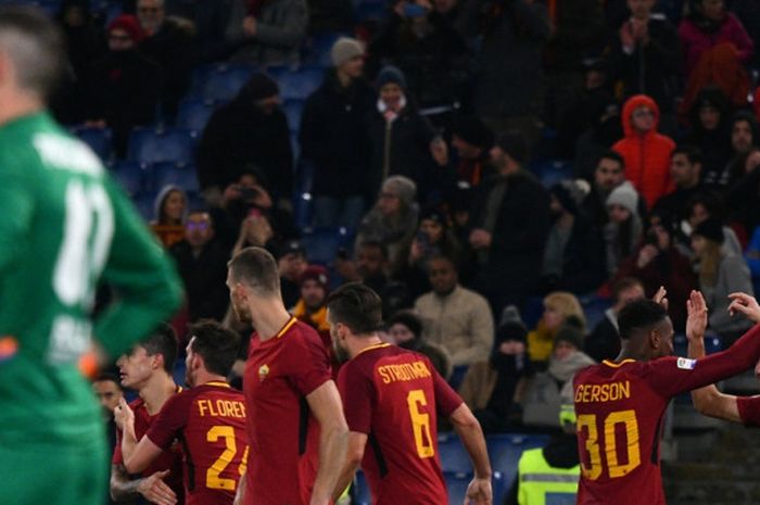 Gelandang AS Roma, Cengiz Under (kedua dari kanan), merayakan gol yang dia cetak ke gawang Benevento dalam laga Liga Italia di Stadion Olimpico, Roma, pada 11 Februari 2018.