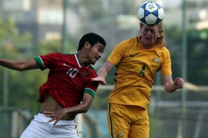 Duel penyerang Indonesia U-19, Muhammad Rafly (kanan) dan bek Australia U-19, Kye Rowles (kanan), dalam laga kedua tim di Vietnam Youth Training Center, Hanoi, Jumat (16/9/2016).