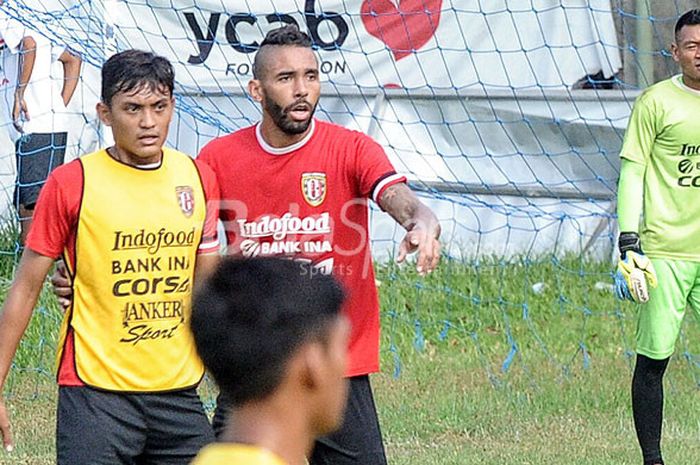 Bek asal Brasil, Demerson Bruno Costa (merah) mengawal ketat striker Martinus Novrianto (rompi kuning) dalam sesi gim internal Bali United di Lapangan Trisakti Legian, Sabtu (9/12/2017) pagi.