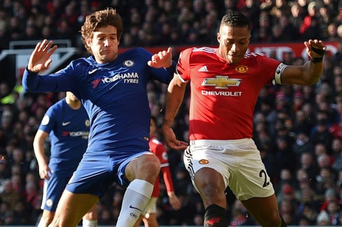 Kapten Manchester United, Antonio Valencia (kanan), berduel dengan pemain Chelsea, Marcos Alonso, dalam laga Liga Inggris di Stadion Old Trafford, Manchester, pada 25 Februari 2018.