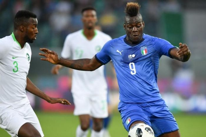 Aksi Mario Balotelli (kanan) saat membela timnas Italia melawan Arab Saudi dalam laga uji coba di Stadion Kybunpark, St. Gallen, Swiss, 28 Mei 2018.