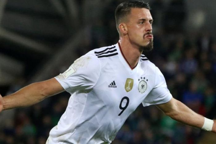 Penyerang timnas Jerman, Sandro Wagner (kanan), merayakan gol dalam partai Kualifikasi Piala Dunia 2018 lawan Irlandia Utara di Windsor Park, Belfast, 5 Oktober 2017.