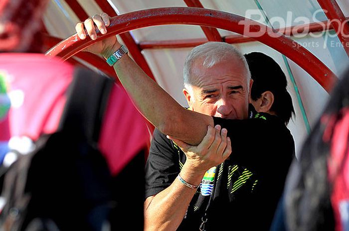 Ekspresi pelatih Persib Bandung, Roberto Carlos Mario Gomez, saat mendampingi timnya melawan Madura United pada laga pekan ketujuh Liga 1 2018 di Stadion Gelora Ratu Pamellingan Pamekasan, Jawa Timur, Jumat (04/05/2018) sore.