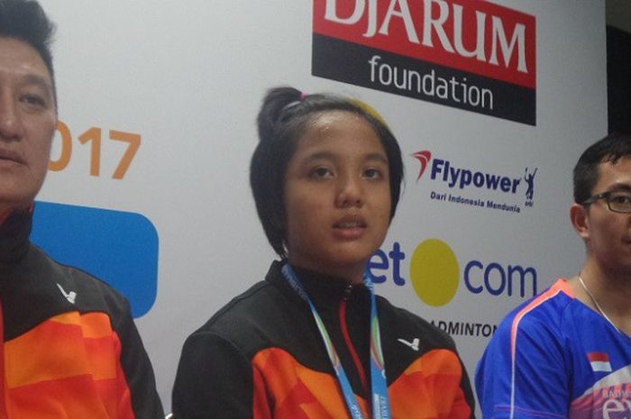 Pebulu tangkis tunggal putri Exist Badminton Club, Yasnita Eenggira Setiawan (tengah), berbicara kepada awak media seusai membawa timnya juara Superliga Junior 2017 kategori U-17 putri, di GOR Djarum, Magelang, Jawa Tengah, Sabtu (9/12/2017).