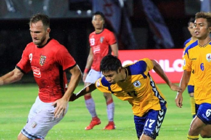 Striker Bali United Ilija Spasojevic (kiri) ditarik bek Tampines Rovers Irwan Shah. 