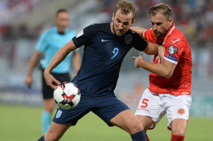 Aksi striker Inggris, Harry Kane (kiri), saat berduel dengan pemain Malta dalam partai Kualifikasi Piala Dunia 2018 Grup F di Stadion Nasional Ta'Qali, Ta'Qali, Malta, pada 1 September 2017.