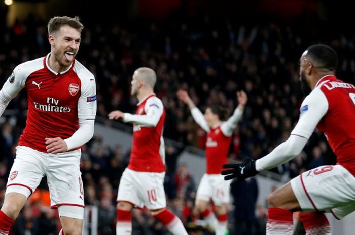 Gelandang Arsenal, Aaron Ramsey (kiri), merayakan golnya bersama Alexandre Lacazette dalam laga leg pertama perempat final Liga Europa kontra CSKA Moskva di Stadion Emirates, London, Inggris pada 5 April 2018.