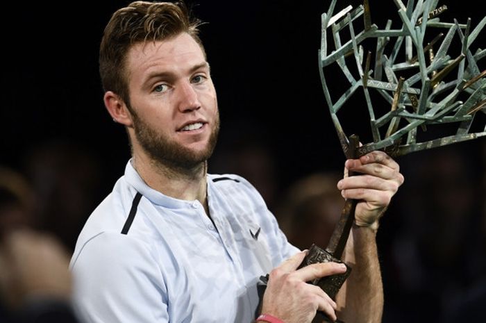 Petenis Amerika Serikat (AS), Jack Sock, berpose dengan trofi Paris Masters 2017 yang diraihnya setelah memenangi laga final melawan Filip Krajinovic (Serbia), 5-7, 6-4, 6-1, Minggu (5/11/2017).