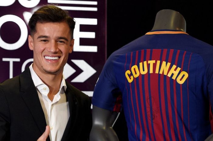 Gelandang FC Barcelona, Philippe Coutinho, berpose dengan kostum baru dalam acara presentasi resmi pengenalan dirinya di Stadion Camp Nou, Barcelona, Spanyol, pada 8 Januari 2018.