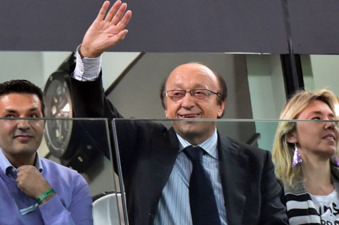 Mantan manajer umum Juventus, Luciano Moggi (tengah), melambaikan tangan ke arah penonton jelang laga leg 2 perempat final Liga Europa 2013-2014 menghadapi Olympique Lyonnais di Juventus Stadium, Turin, Italia, pada 10 April 2014.