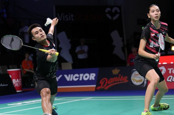 Pasangan ganda campuran Indonesia, Hafiz Faisal/Gloria Emanuelle Widjaja, mengembalikan kok ke arah Chris Adcock/Gabrielle Adcock (Inggris) pada babak kedua Denmark Open 2018 yang berlangsung di Odense Sports Park, Kamis (18/10/2018).