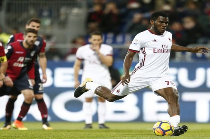 Frank Kessie mengeksekuis tendangan penalti ke gawang Cagliari, Senin (22/1/2018)