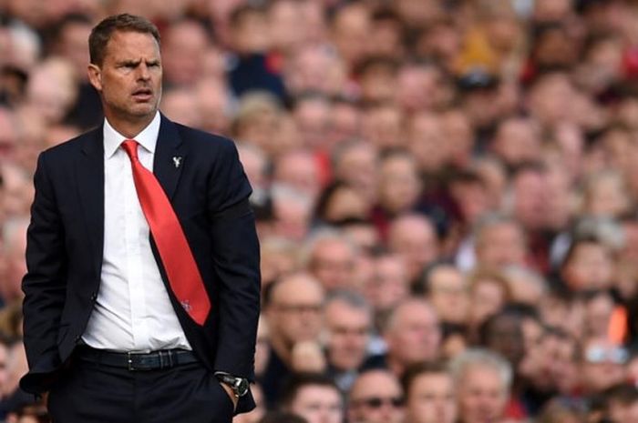 Reaksi pelatih Crystal Palace, Frank de Boer, dalam partai Liga Inggris lawan Liverpool di Anfield, 19 Agustus 2017.