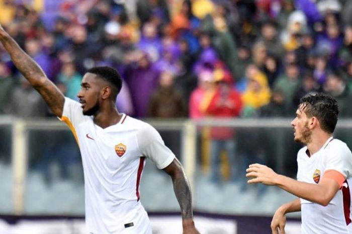 Gelandang AS Roma, Gerson (kiri), merayakan gol ke gawang Fiorentina dalam partai Liga Italia di Stadion Artemio Franchi, Florence, 5 November 2017.