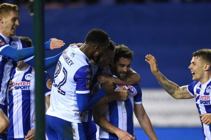 Striker Wigan Athletic, Will Grigg (tengah), merayakan gol yang dia cetak ke gawang Manchester City dalam laga babak kelima Piala FA di Stadion DW, Wigan, Inggris, pada 19 Februari 2018.