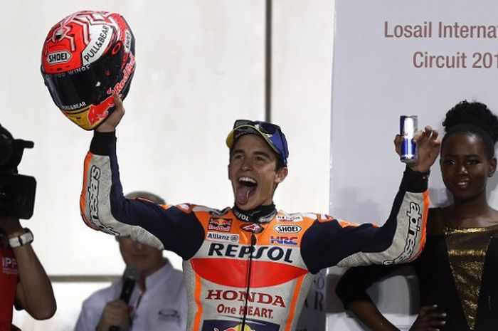 Pebalap Repsol Honda, Marc Marquez, berpose di podium setelah finis kedua pada balapan GP Qatar di Sirkuit Internasional, Losail, Minggu (18/3/2018).