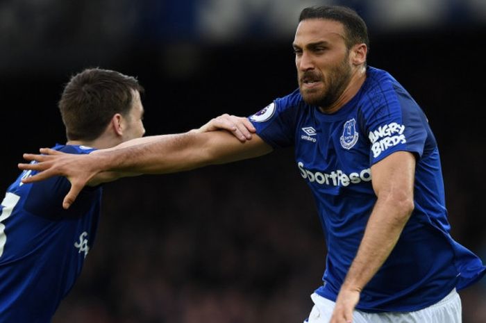 Cenk Tosun (kanan) merayakan gol dia untuk Everton ke gawang West Bromwich Albion dalam partai Liga Inggris di Goodison Park, Liverpool, 10 Maret 2018. 