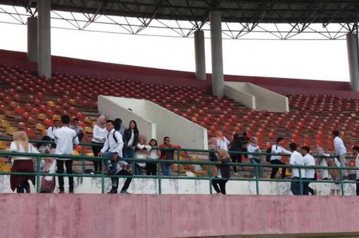 Bobotoh bernama Martinus (depan membawa tas) berkumpul bersama teman-teman kepanitiaan anniversary kampusnya di Stadion Manahan, Solo, Rabu (1/11/2017)