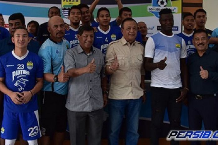 Ezechiel Aliadjim N'Douassel bersama jajaran tim Persib Bandung, Selasa (8/8/2017).