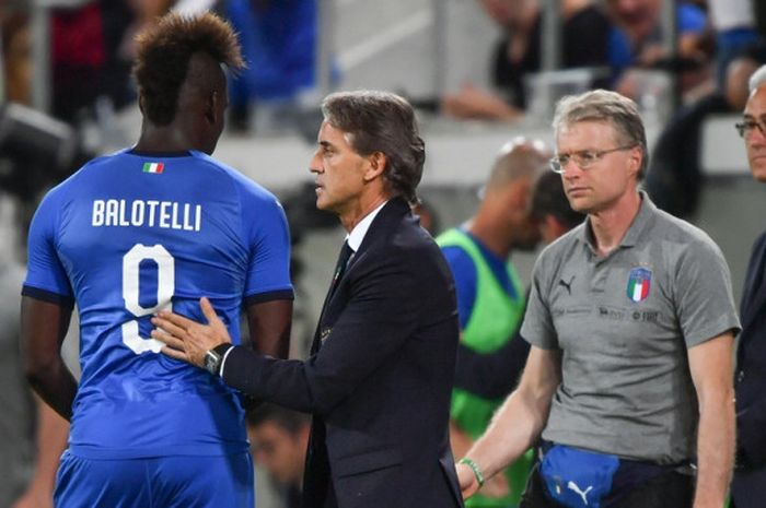 Pelatih Italia, Roberto Mancini, memberikan ucapan selamat kepada Mario Balotelli, yang mencetak gol ke gawang Arab Saudi dalam laga persahabatan di St. Gallen, Swiss pada 28 Mei 2018.