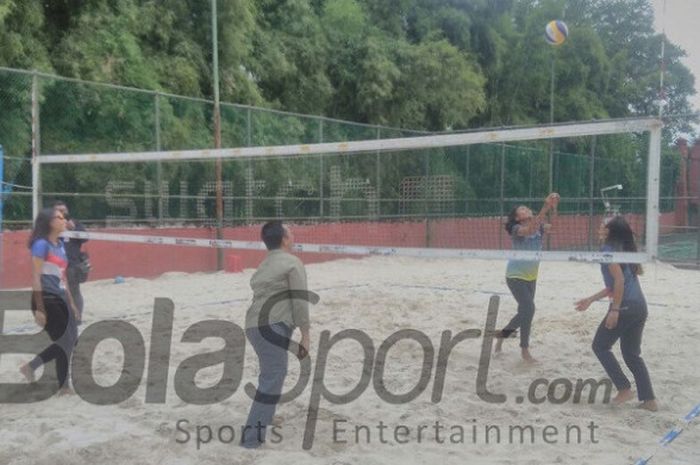 Aksi Menteri Pemuda dan Olahraga, Imam Nahrawi, saat bermain voli pantai dengan beberapa atlet putri di lapangan yang tersedia di Hotel Lorin, Solo, Selasa (13/3/2018).